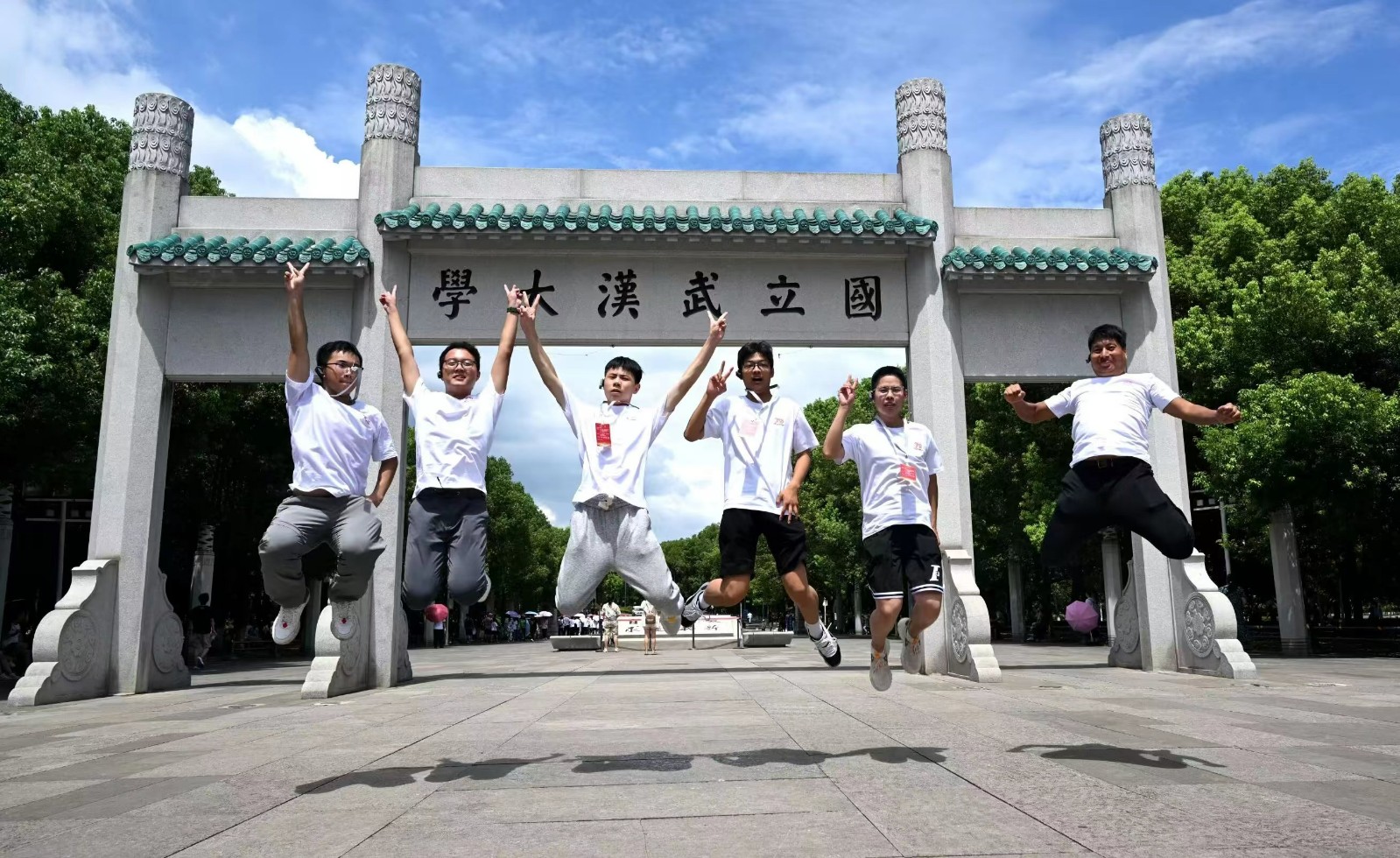 “勁牌陽(yáng)光學(xué)子”研學(xué)行的部分同學(xué)合影，左一為石錦杰同學(xué)